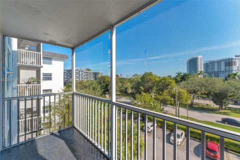 Condominio en venta en North Miami Beach, Florida, 1 dormitorio, 66.89 m2 № 2168436 - foto 19