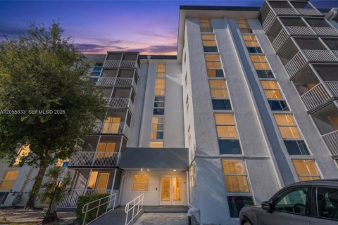 Condominio en North Miami Beach, Florida, 1 dormitorio  № 2168436