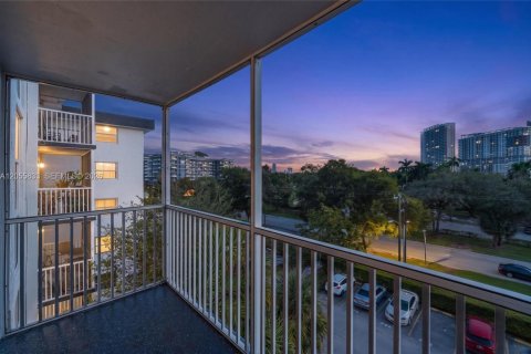 Condominio en venta en North Miami Beach, Florida, 1 dormitorio, 66.89 m2 № 2168436 - foto 18