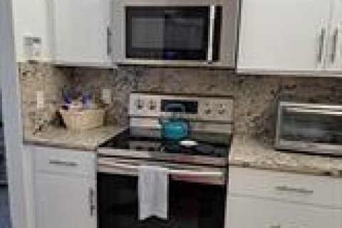 Condo in Hollywood, Florida, 2 bedrooms  № 2081656 - photo 9