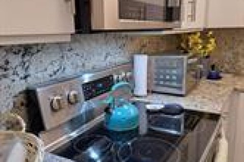 Condo in Hollywood, Florida, 2 bedrooms  № 2081656 - photo 11