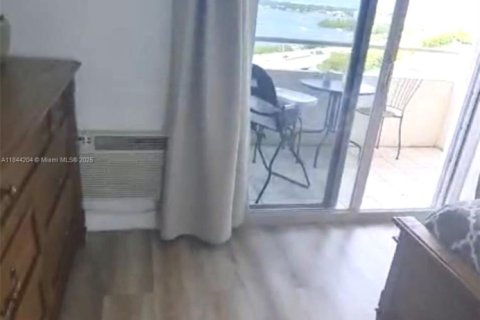 Condominio en alquiler en North Bay Village, Florida, 1 dormitorio, 60.57 m2 № 1962467 - foto 21