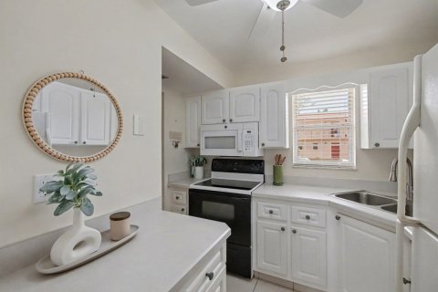Condo in Stuart, Florida, 1 bedroom  № 2189483 - photo 5