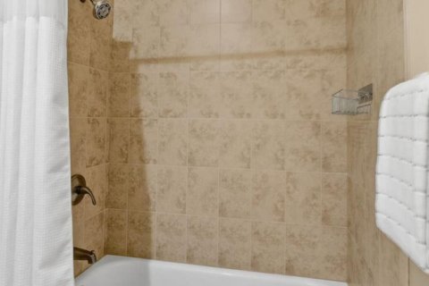 Купить виллу или дом в Уэст-Палм-Бич, Флорида 3 комнаты, 235.51м2, № 2158452 - фото 28