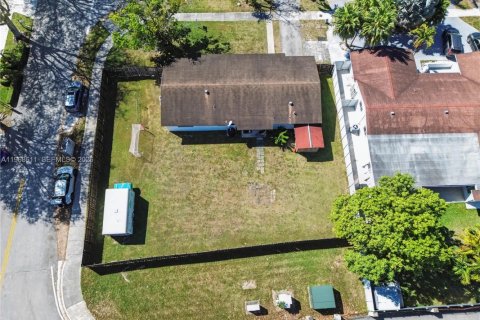 House in Miami, Florida 3 bedrooms, 122.91 sq.m. № 2030348 - photo 23