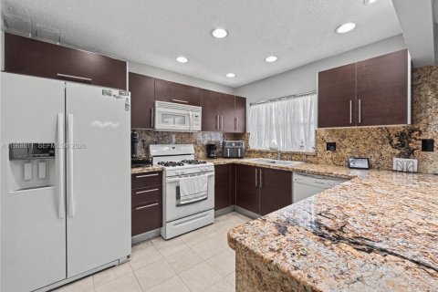 House in Miami, Florida 3 bedrooms, 122.91 sq.m. № 2030348 - photo 4