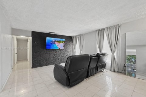 House in Miami, Florida 3 bedrooms, 122.91 sq.m. № 2030348 - photo 14