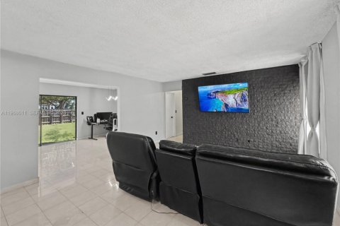 House in Miami, Florida 3 bedrooms, 122.91 sq.m. № 2030348 - photo 13