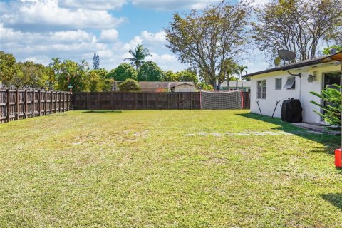 House in Miami, Florida 3 bedrooms, 122.91 sq.m. № 2030348 - photo 18