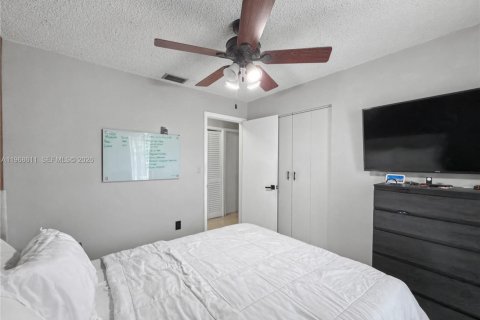 House in Miami, Florida 3 bedrooms, 122.91 sq.m. № 2030348 - photo 9