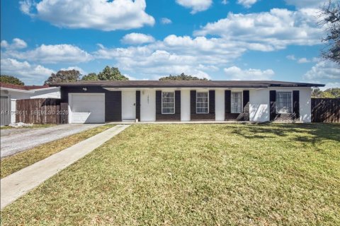 House in Miami, Florida 3 bedrooms, 122.91 sq.m. № 2030348