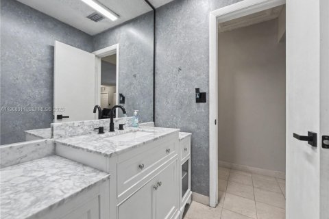 House in Miami, Florida 3 bedrooms, 122.91 sq.m. № 2030348 - photo 8