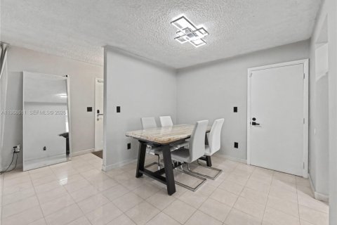 House in Miami, Florida 3 bedrooms, 122.91 sq.m. № 2030348 - photo 6