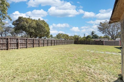 House in Miami, Florida 3 bedrooms, 122.91 sq.m. № 2030348 - photo 19