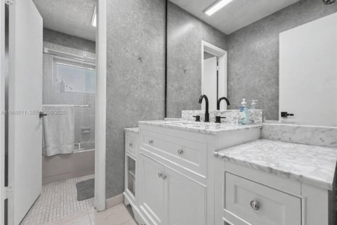 House in Miami, Florida 3 bedrooms, 122.91 sq.m. № 2030348 - photo 7