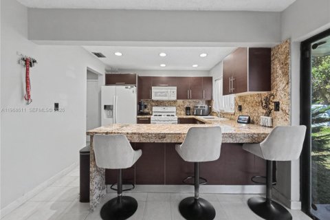 House in Miami, Florida 3 bedrooms, 122.91 sq.m. № 2030348 - photo 3