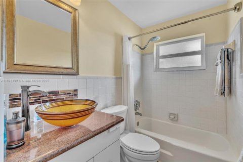 House in Wilton Manors, Florida 3 bedrooms, 262.36 sq.m. № 1799173 - photo 18