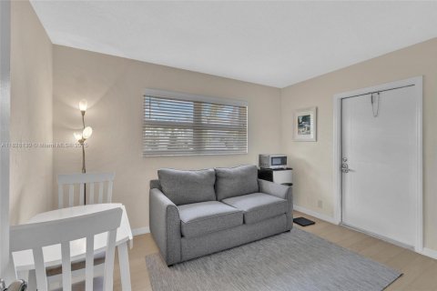 House in Wilton Manors, Florida 3 bedrooms, 262.36 sq.m. № 1799173 - photo 17