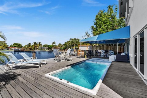 House in Wilton Manors, Florida 3 bedrooms, 262.36 sq.m. № 1799173 - photo 3