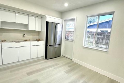 House in Hollywood, Florida 4 bedrooms, 120.96 sq.m. № 1859190 - photo 10