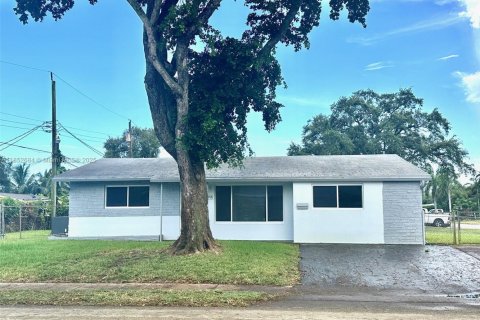 House in Hollywood, Florida 4 bedrooms, 120.96 sq.m. № 1859190 - photo 14