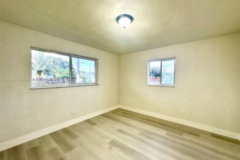 House in Hollywood, Florida 4 bedrooms, 120.96 sq.m. № 1859190 - photo 3