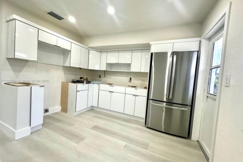 House in Hollywood, Florida 4 bedrooms, 120.96 sq.m. № 1859190 - photo 5