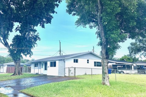 House in Hollywood, Florida 4 bedrooms, 120.96 sq.m. № 1859190 - photo 12