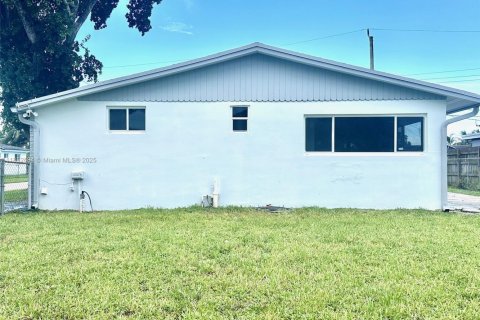 House in Hollywood, Florida 4 bedrooms, 120.96 sq.m. № 1859190 - photo 11