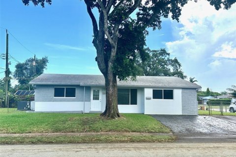 House in Hollywood, Florida 4 bedrooms, 120.96 sq.m. № 1859190 - photo 1