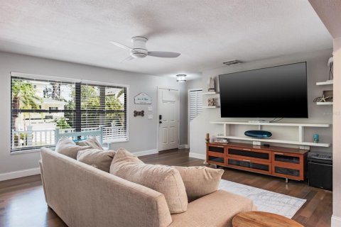Casa en venta en Palm Harbor, Florida, 4 dormitorios, 232.81 m2 № 1592532 - foto 10