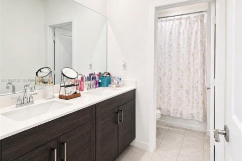 Townhouse in Homestead, Florida 4 bedrooms, 163.23 sq.m. № 2060698 - photo 14