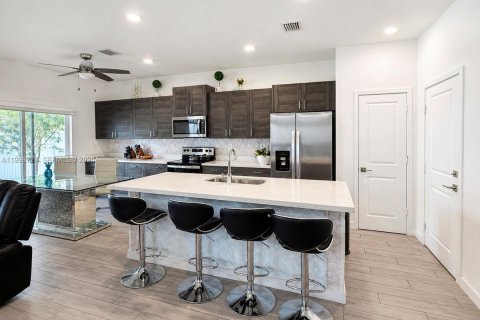 Townhouse in Homestead, Florida 4 bedrooms, 163.23 sq.m. № 2060698 - photo 6