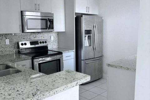 Copropriété à louer à Miami, Floride: 2 chambres, 90.12 m2 № 1994256 - photo 2