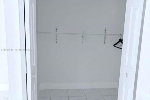 Copropriété à louer à Miami, Floride: 2 chambres, 90.12 m2 № 1994256 - photo 9