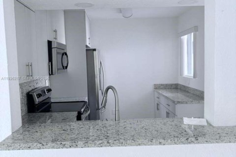 Copropriété à louer à Miami, Floride: 2 chambres, 90.12 m2 № 1994256 - photo 11