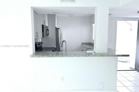 Copropriété à louer à Miami, Floride: 2 chambres, 90.12 m2 № 1994256 - photo 3