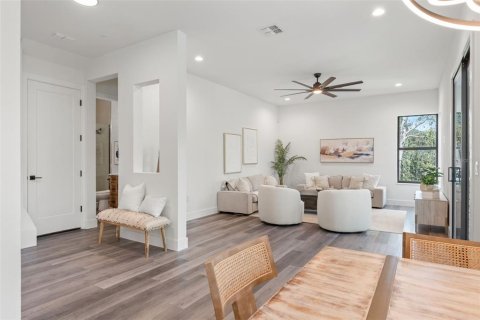 House in Tampa, Florida 4 bedrooms, 262.17 sq.m. № 1342291 - photo 8