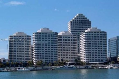 Condo in Miami, Florida, 2 bedrooms  № 1994709 - photo 2