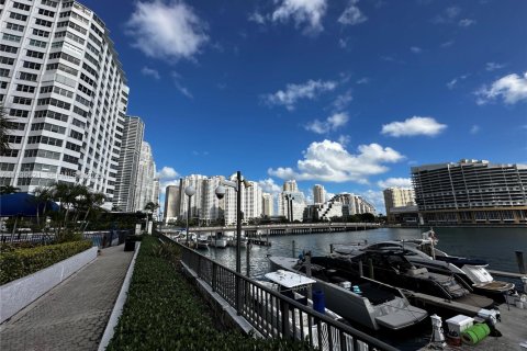 Condo in Miami, Florida, 2 bedrooms  № 1994709 - photo 20