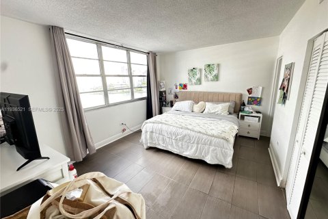 Condo in Miami, Florida, 2 bedrooms  № 1994709 - photo 13
