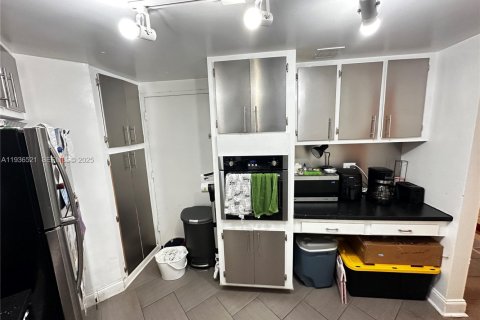 Condo in Miami, Florida, 2 bedrooms  № 1994709 - photo 8