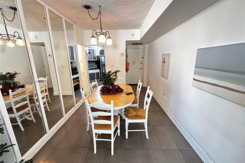 Condo in Miami, Florida, 2 bedrooms  № 1994709 - photo 3