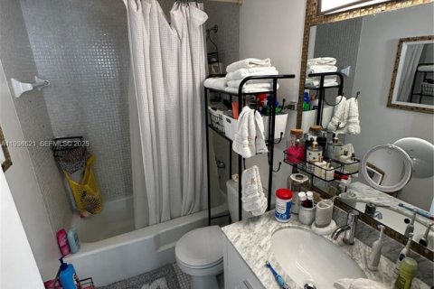 Condo in Miami, Florida, 2 bedrooms  № 1994709 - photo 17