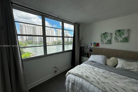 Condo in Miami, Florida, 2 bedrooms  № 1994709 - photo 15