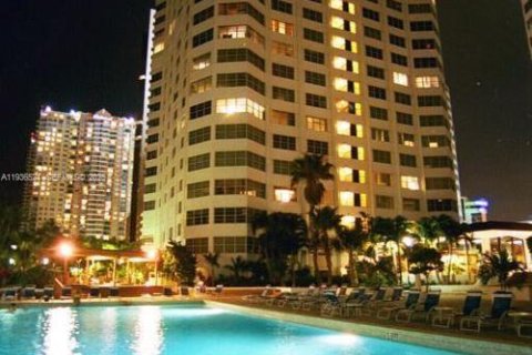 Condo in Miami, Florida, 2 bedrooms  № 1994709 - photo 25