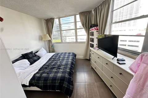 Condo in Miami, Florida, 2 bedrooms  № 1994709 - photo 10
