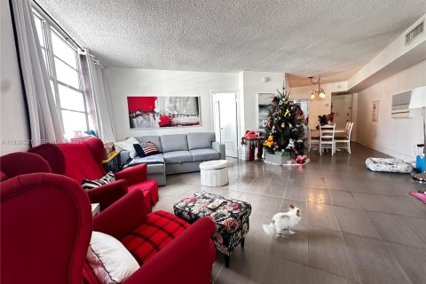 Condo in Miami, Florida, 2 bedrooms  № 1994709 - photo 5