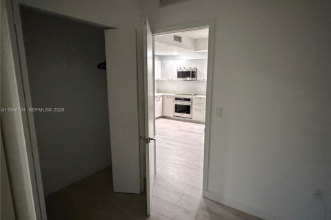 Condo in Miami, Florida, 1 bedroom  № 2002294 - photo 3