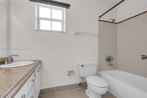 Condo in Coral Gables, Florida, 2 bedrooms  № 1729391 - photo 15